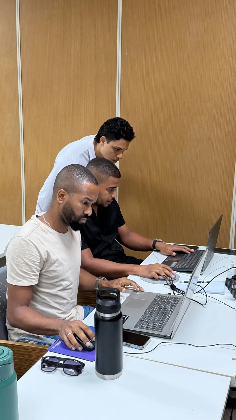 Colaboração entre participantes durante a prática