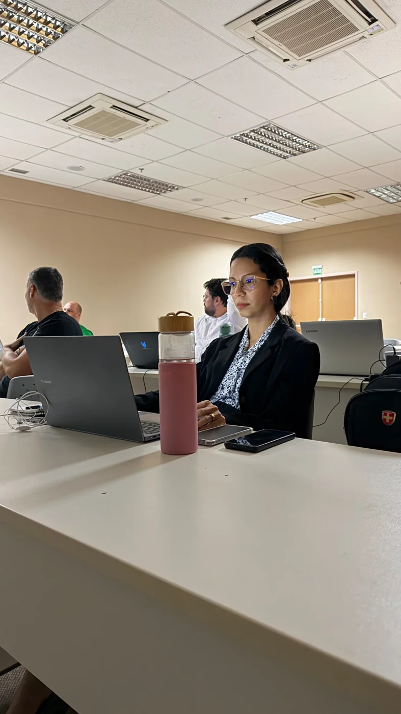 Participante trabalhando no notebook durante a masterclass
