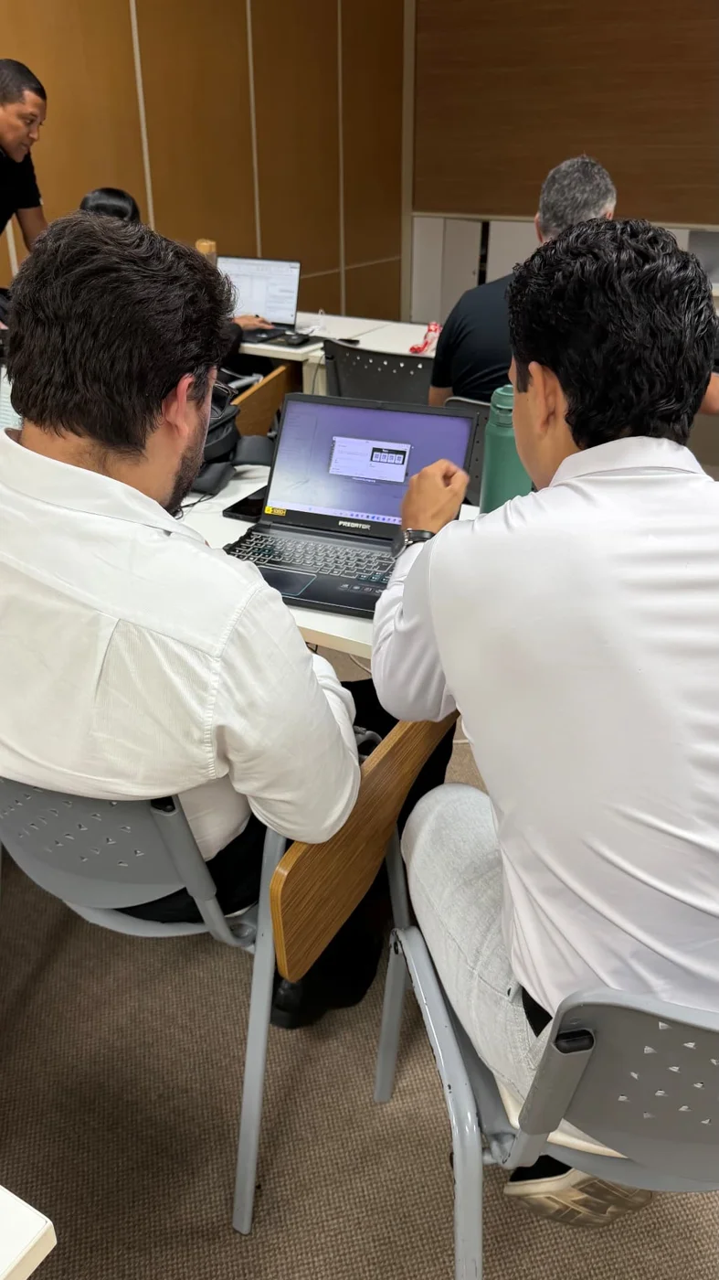 Turma colocando os aprendizados em prática