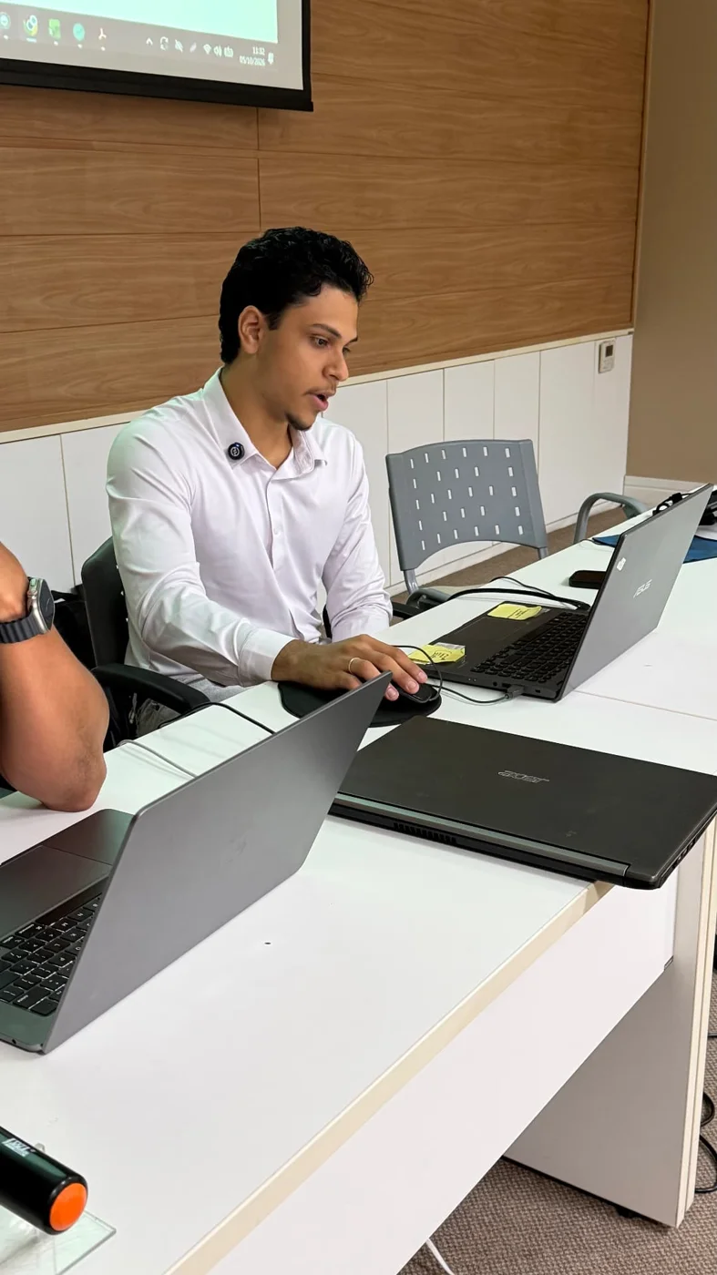 Participante concentrado na atividade no notebook