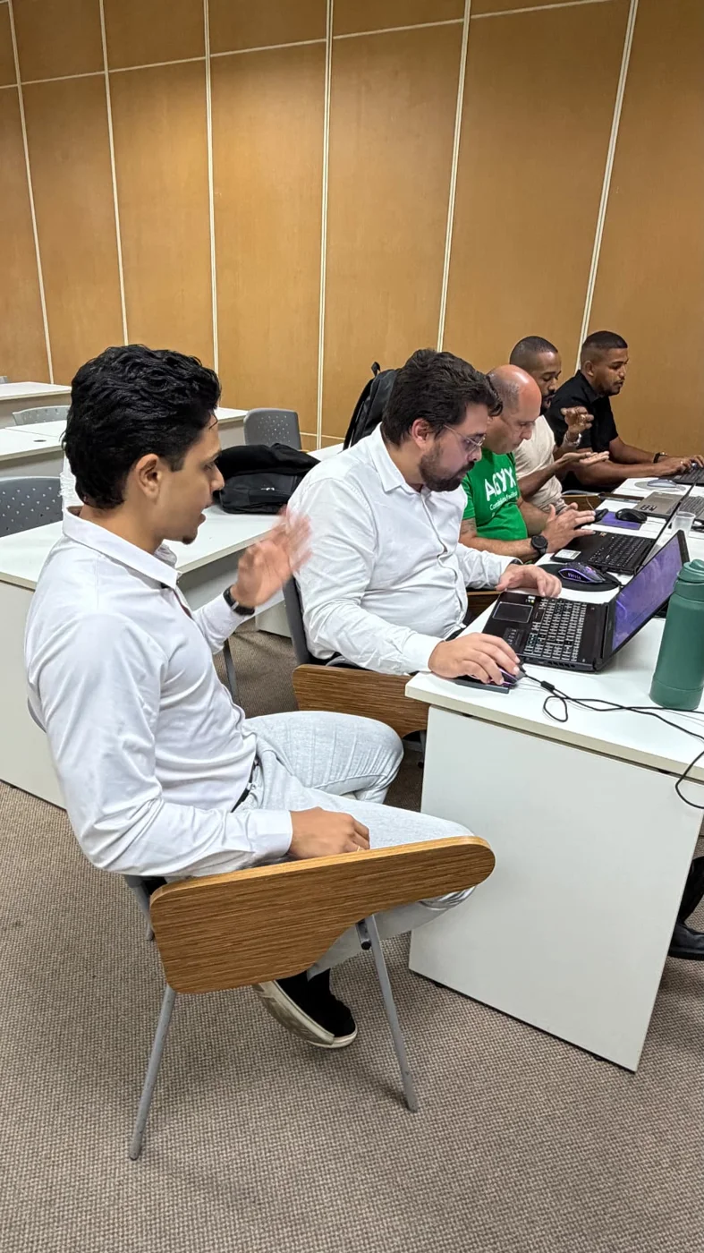 Participantes trabalhando juntos em seus notebooks