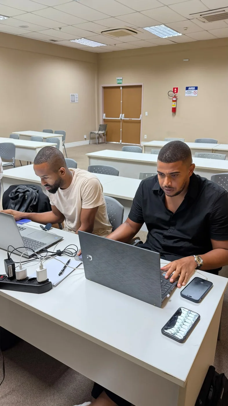 Participantes desenvolvendo atividades em seus notebooks